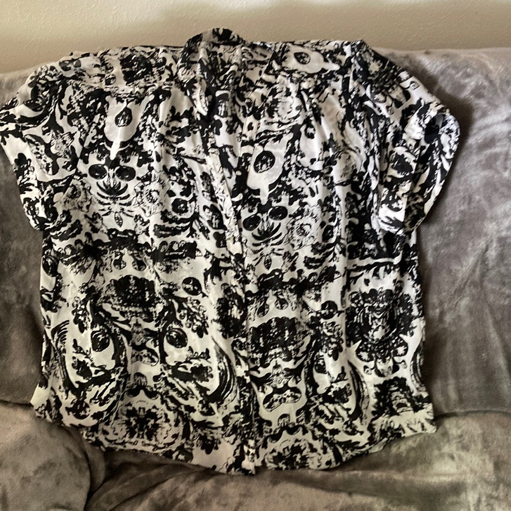 Belissimo New York black and white sheer floral print, v-neck button down 3X